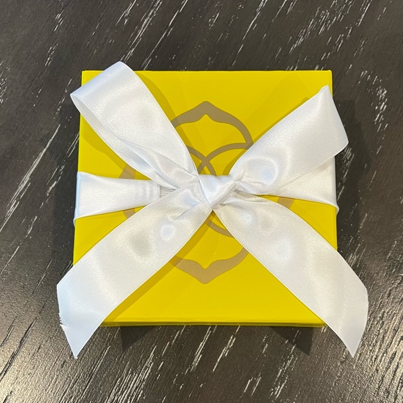 Kendra Scott Gift Box & Bow - Picture 1 of 4